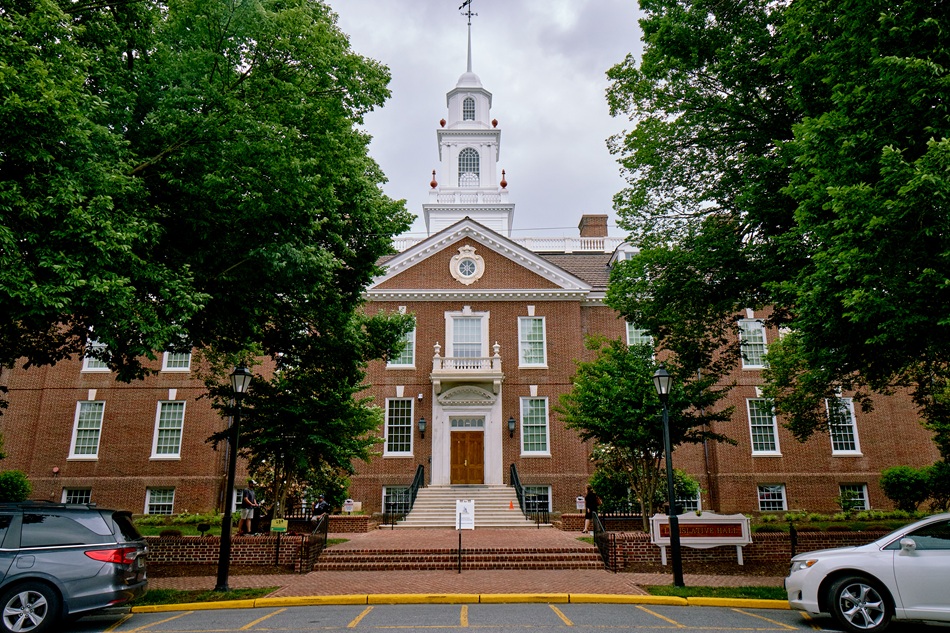 The Delaware state capitol's main entrance is flanked by trees.
