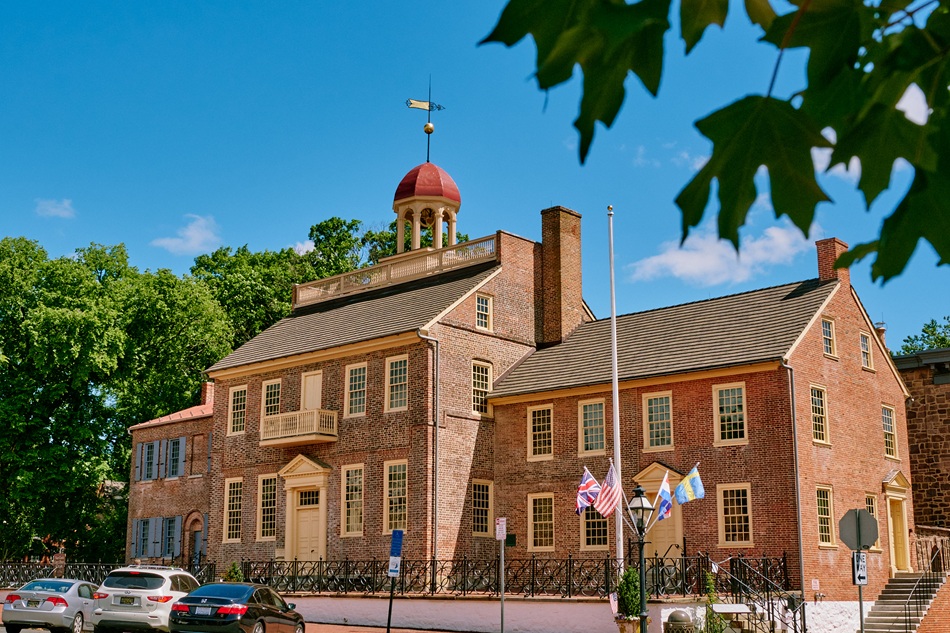 The historic brick New Castle Court House Museum is framed by a blue sky.